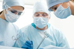 Drei Ärzte operieren, Quelle: © chagin - fotolia.com