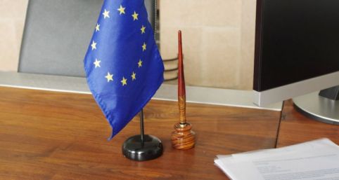 Kleine Europaflagge auf einem Schreibtisch