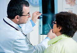 Arzt erläutert Patientin etwas anhand von Röntgenbild, Quelle: © Alexander Raths - fotolia.com