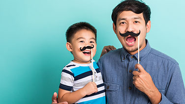 Vater und Sohn mit Schnurrbart - Movember