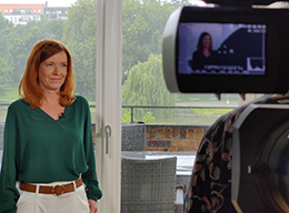 Sabine Rubai, Geschäftsführerin der Saarländischen Krebsgesellschaft, beim Videodreh