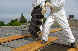 Bauarbeiter mit asbesthaltiger Platte, Quelle: © Liane M - fotolia.com
